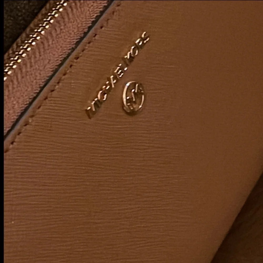 NWT Michael Kors Jet Set Charm Wallet